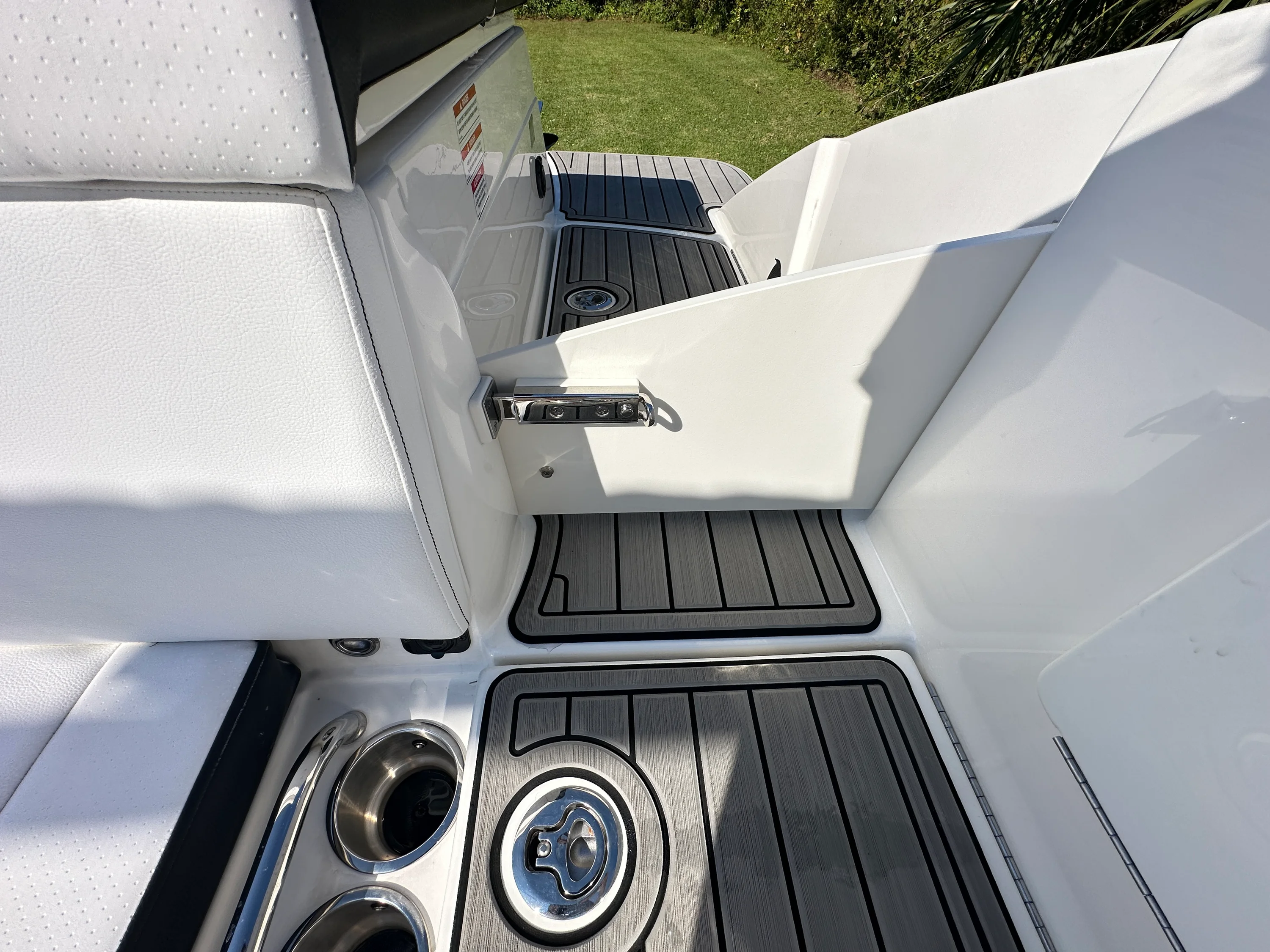 2025 Sea Ray SPX 230 Outboard Image Thumbnail #30