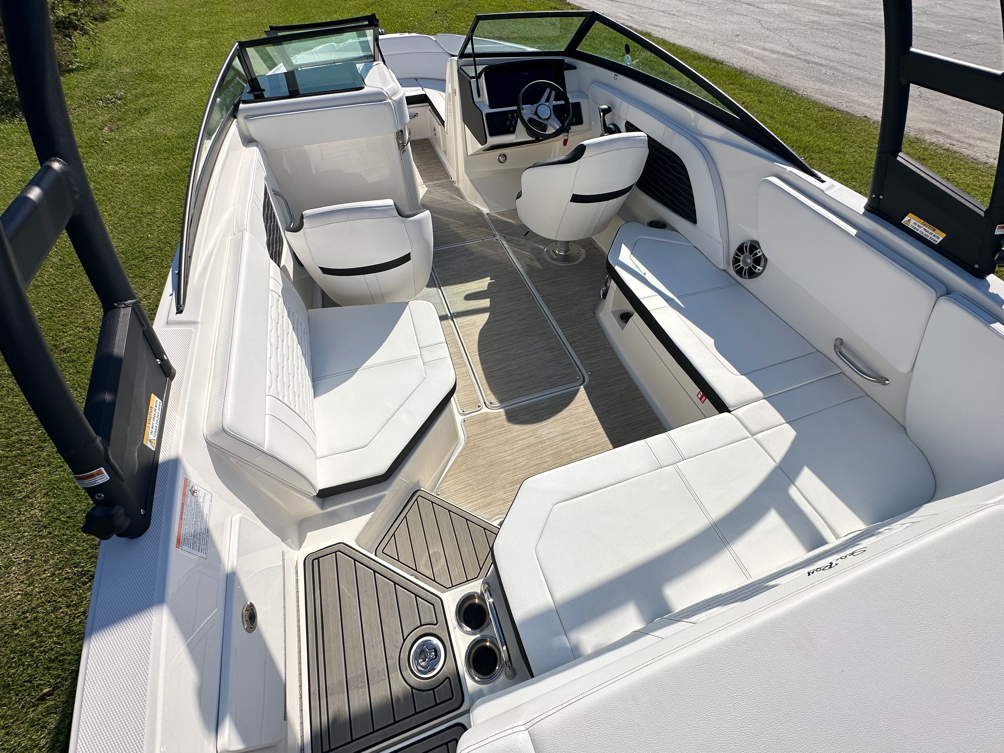 2025 Sea Ray SPX 230 Outboard Image Thumbnail #10