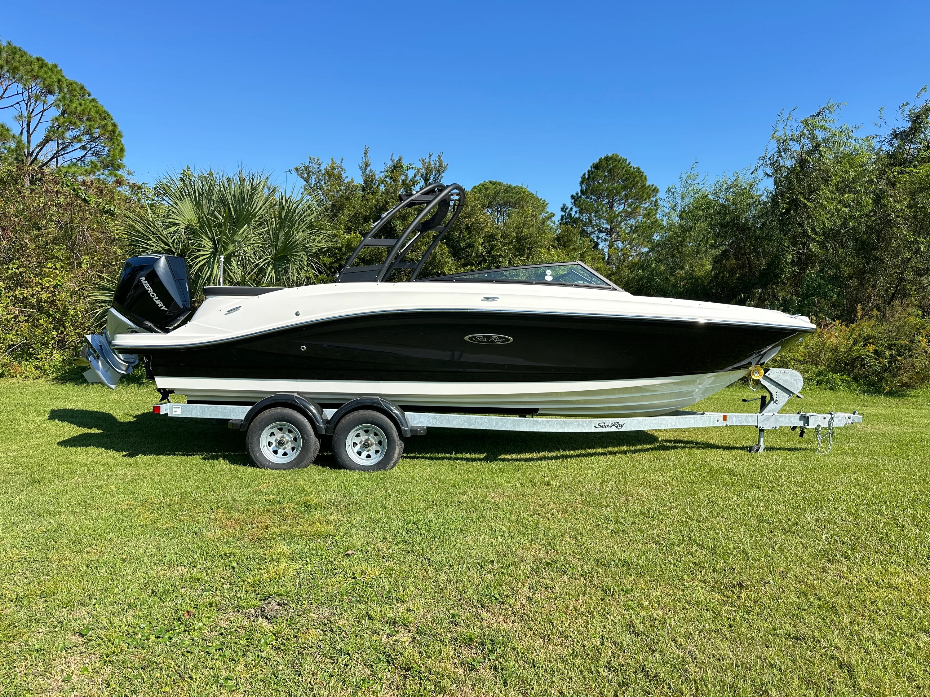 2025 Sea Ray SPX 230 Outboard Image Thumbnail #0