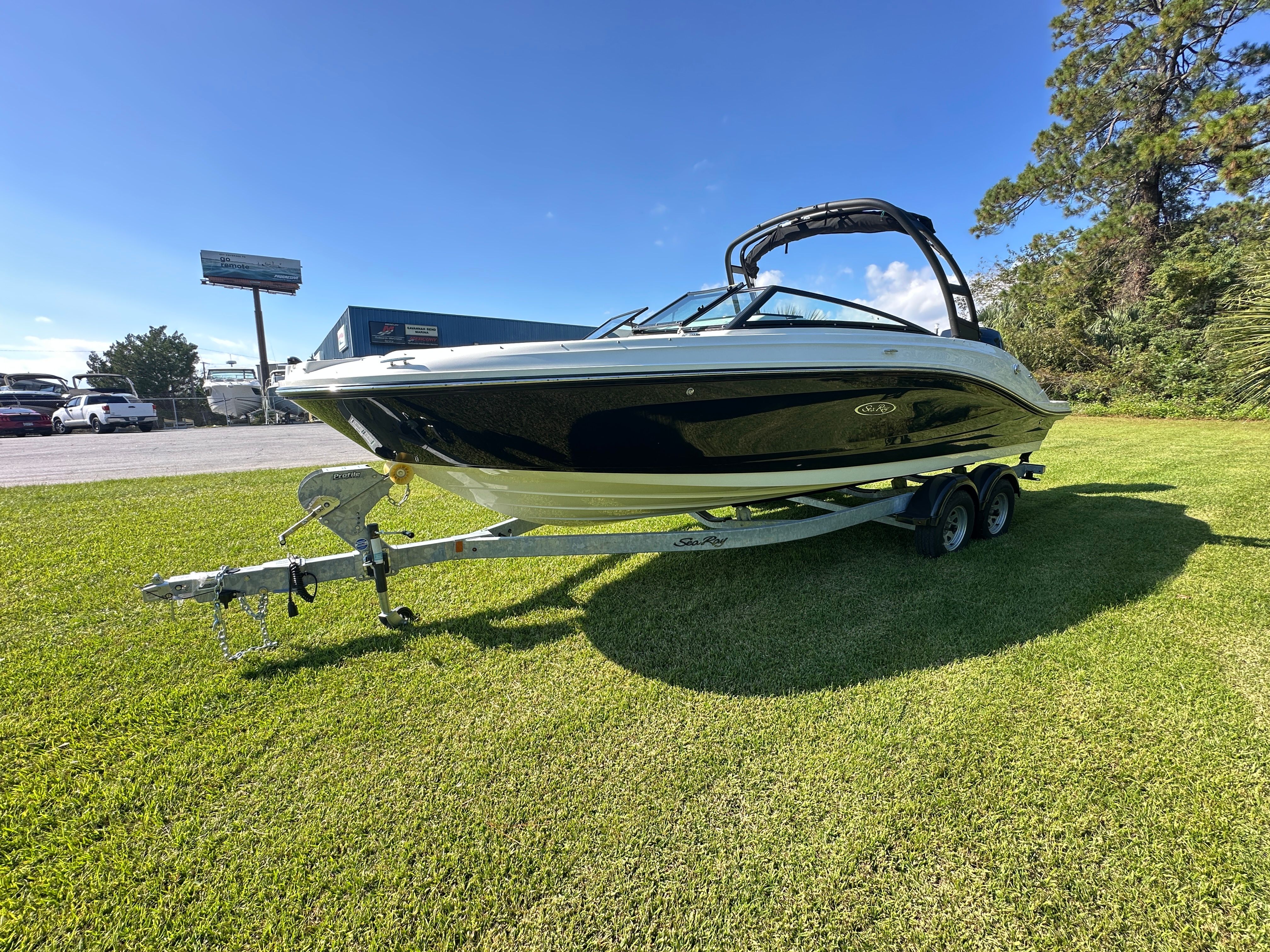 2025 Sea Ray SPX 230 Outboard Image Thumbnail #2