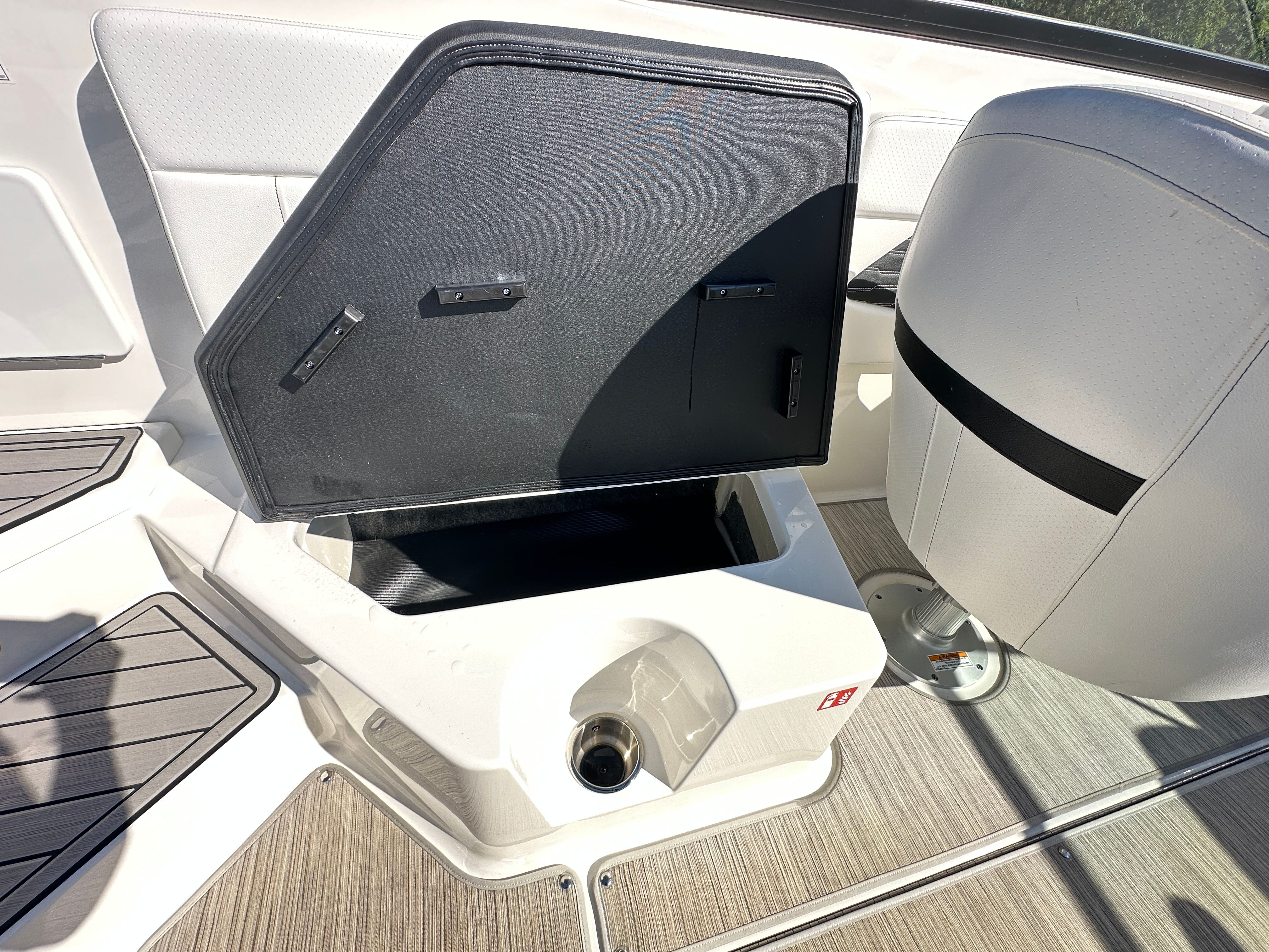 2025 Sea Ray SPX 230 Outboard Image Thumbnail #13