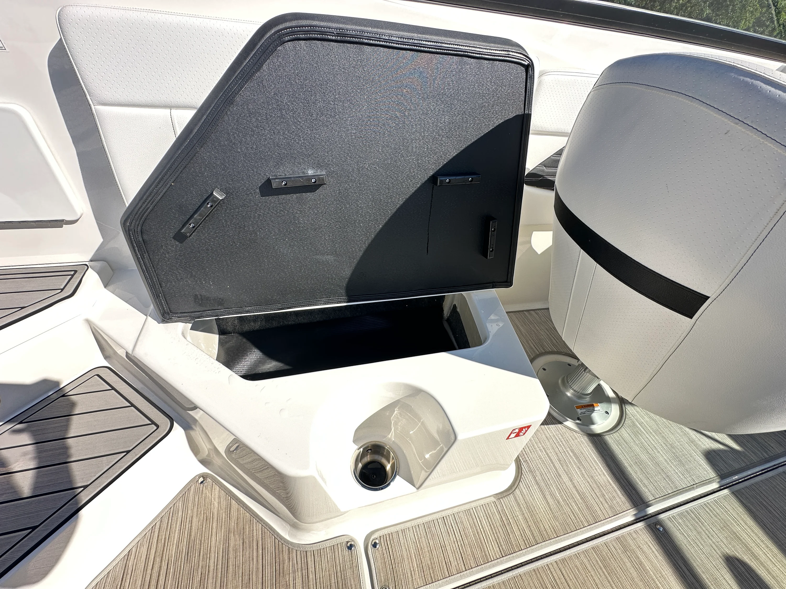 2025 Sea Ray SPX 230 Outboard Image Thumbnail #13