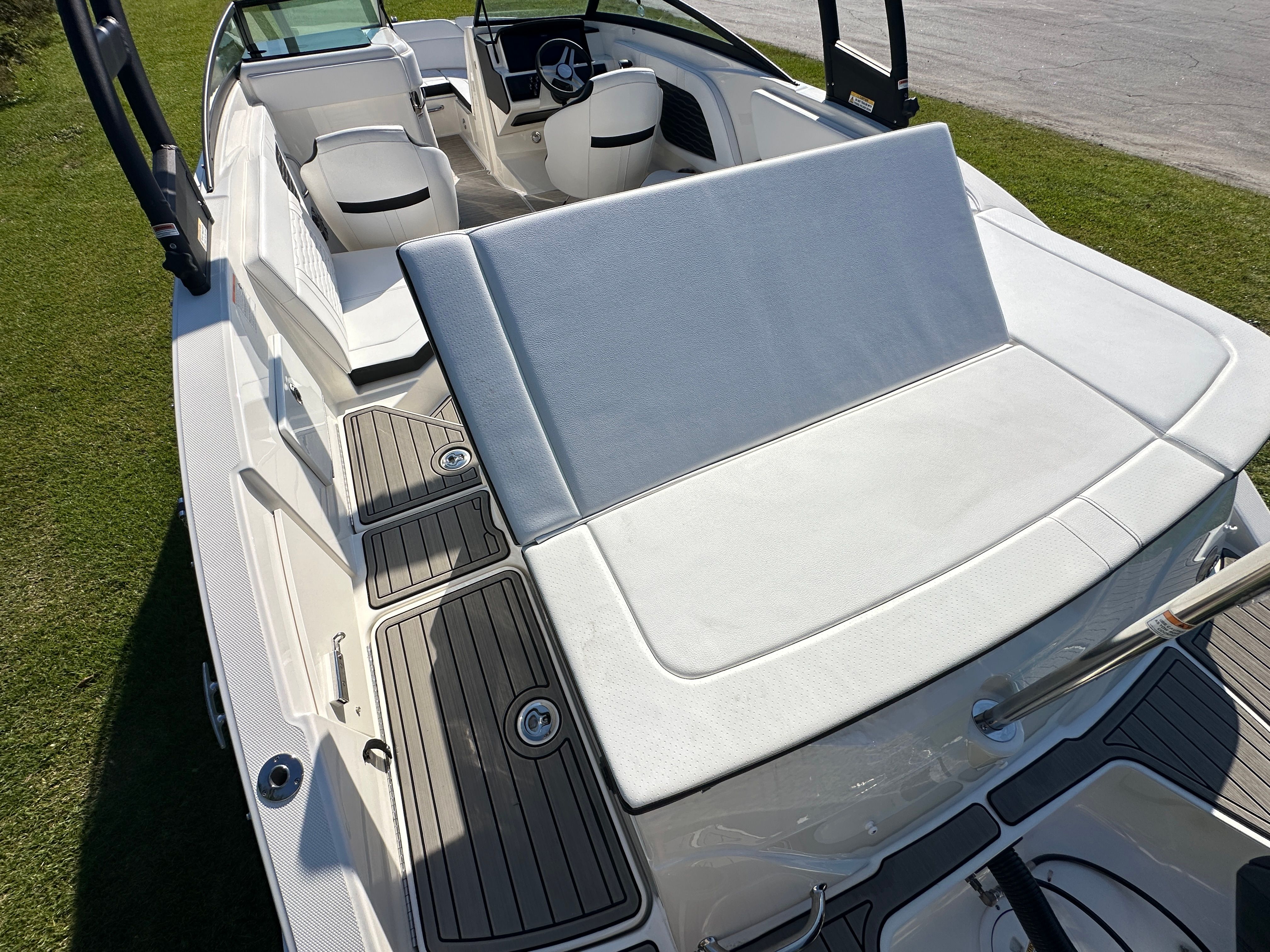 2025 Sea Ray SPX 230 Outboard Image Thumbnail #7