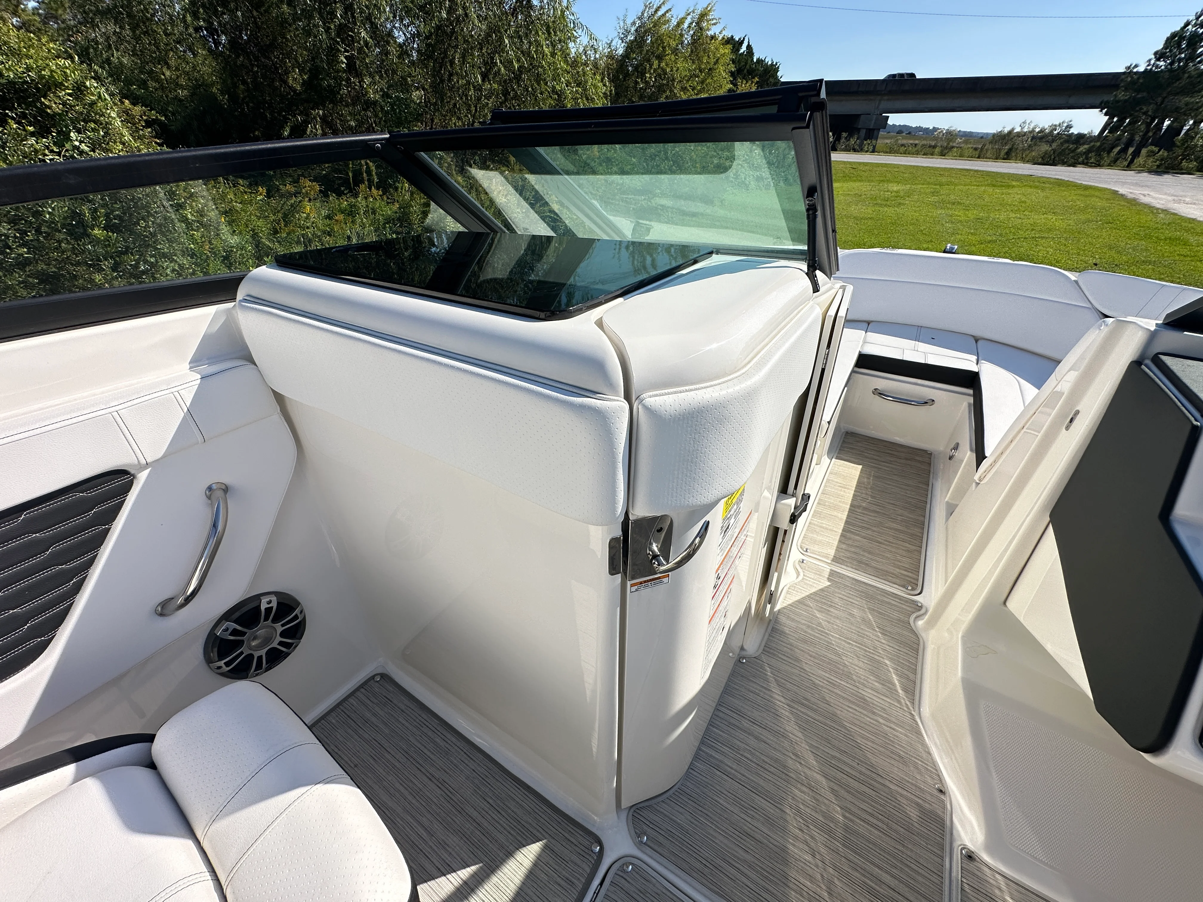 2025 Sea Ray SPX 230 Outboard Image Thumbnail #16