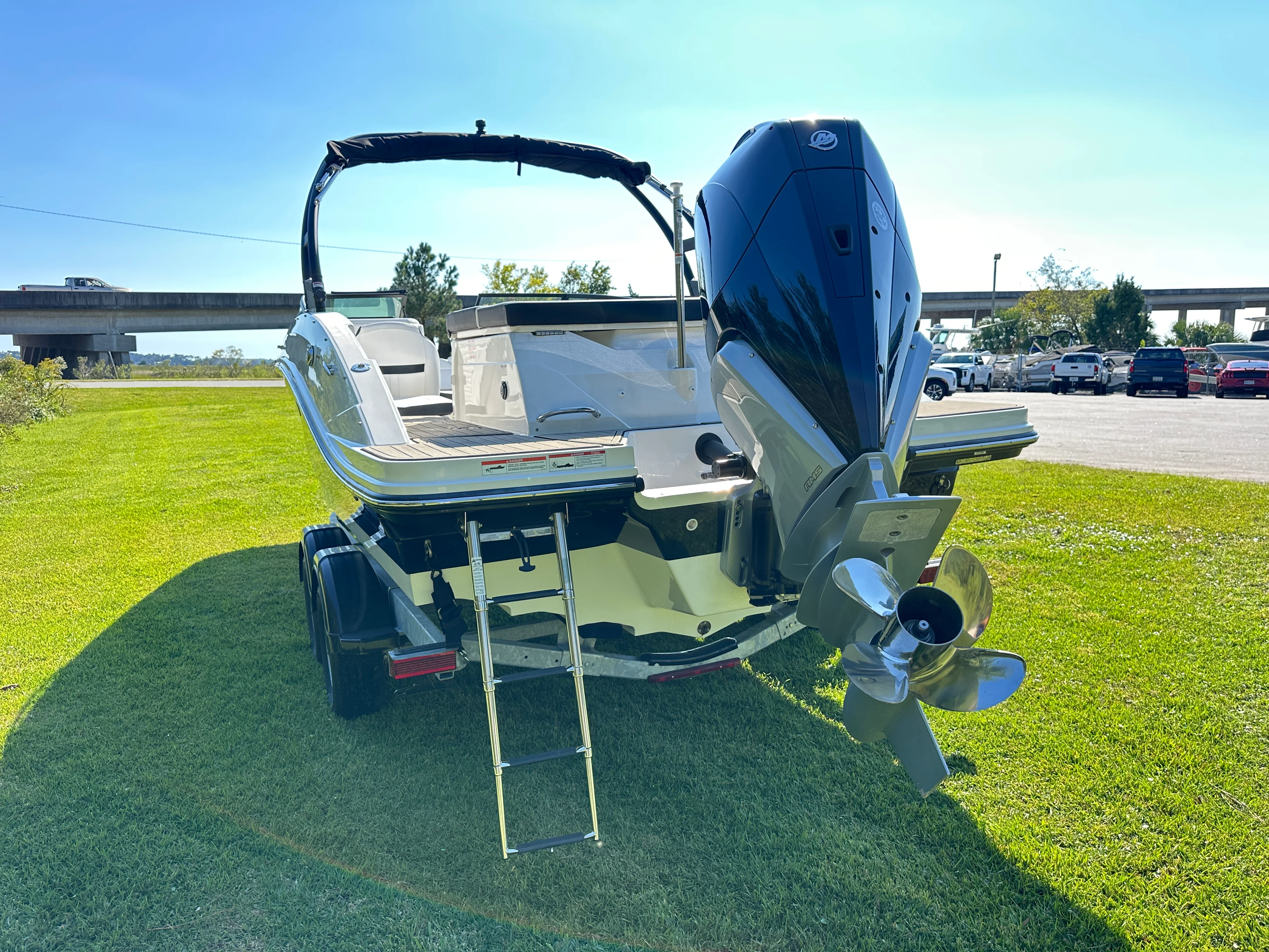 2025 Sea Ray SPX 230 Outboard Image Thumbnail #3