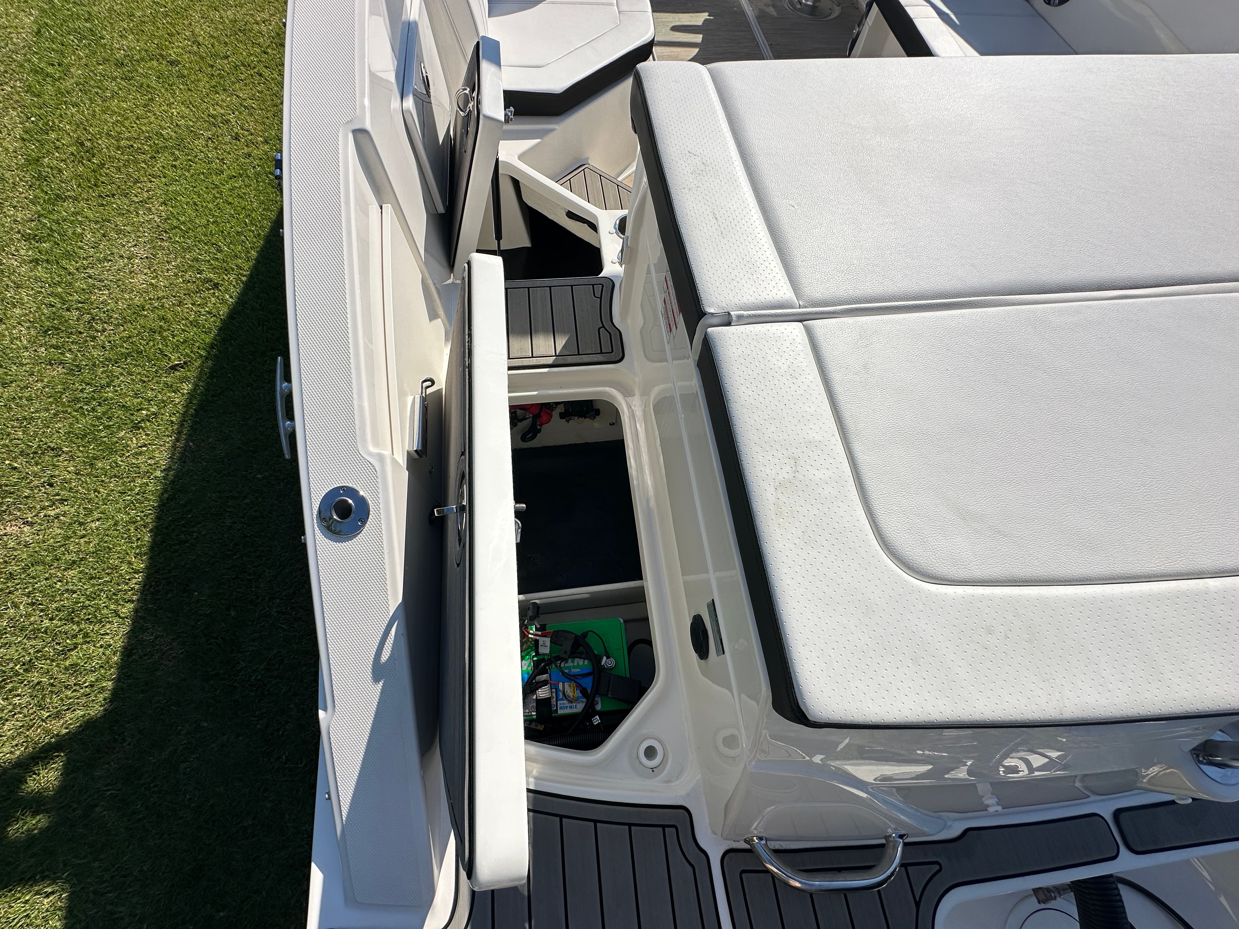 2025 Sea Ray SPX 230 Outboard Image Thumbnail #8