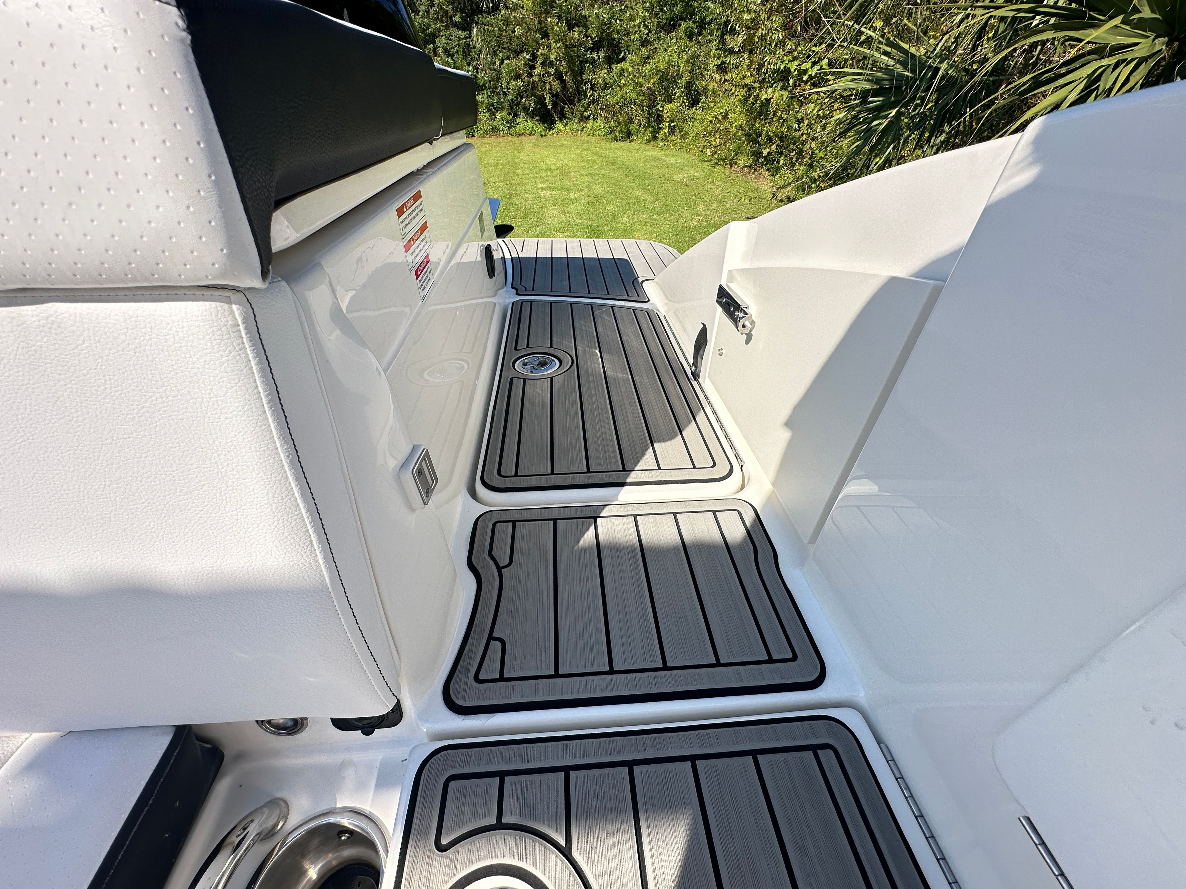 2025 Sea Ray SPX 230 Outboard Image Thumbnail #31