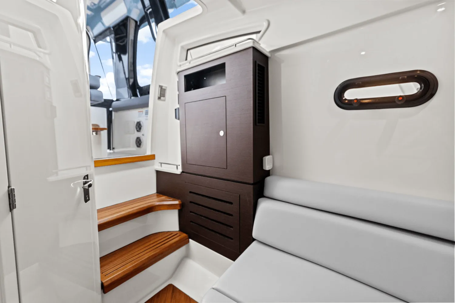 2025 Boston Whaler 350 Realm Image Thumbnail #30
