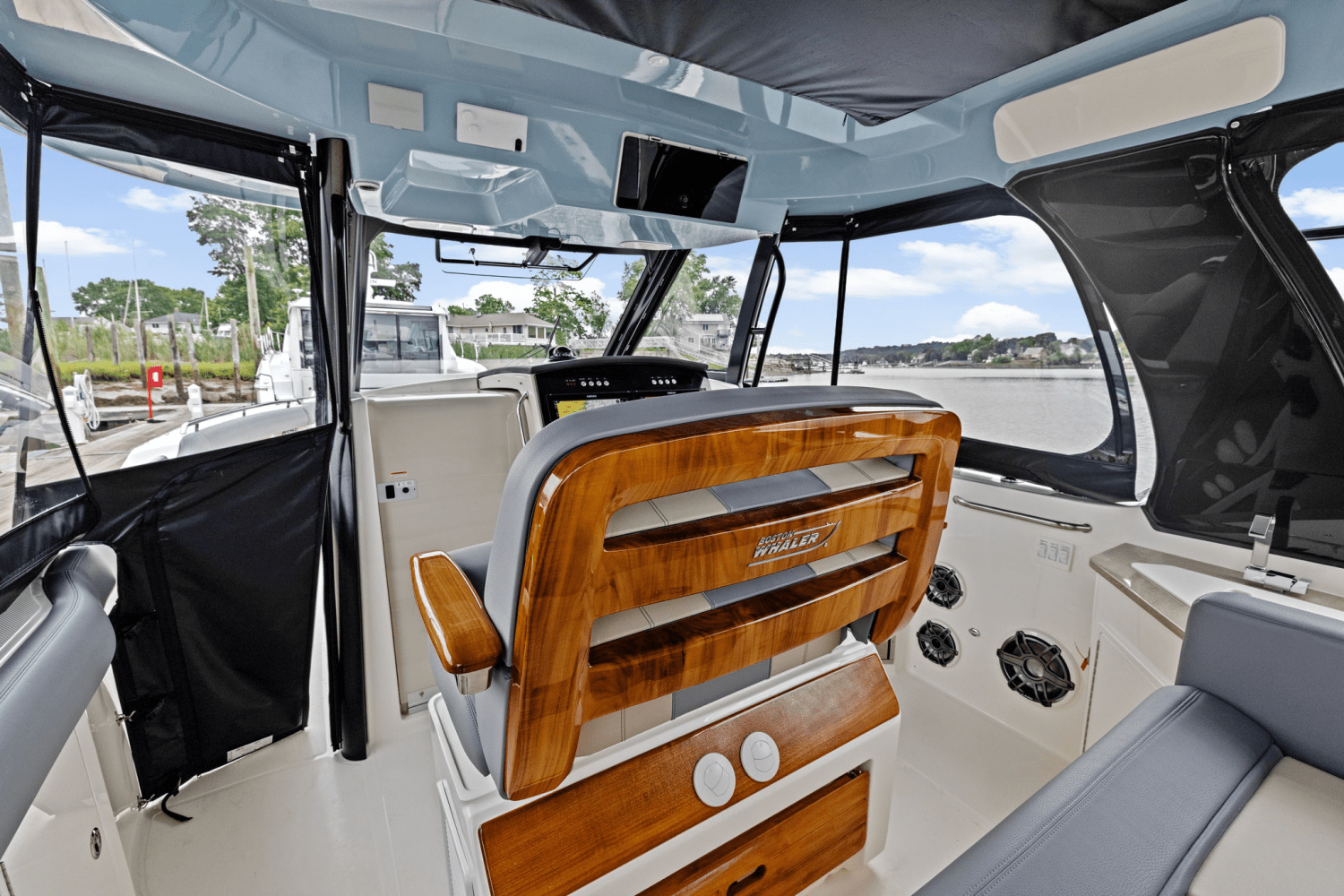 2025 Boston Whaler 350 Realm Image Thumbnail #15