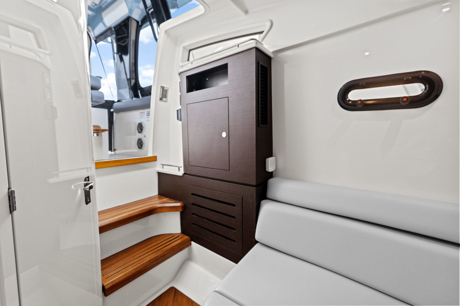 2025 Boston Whaler 350 Realm Image Thumbnail #30