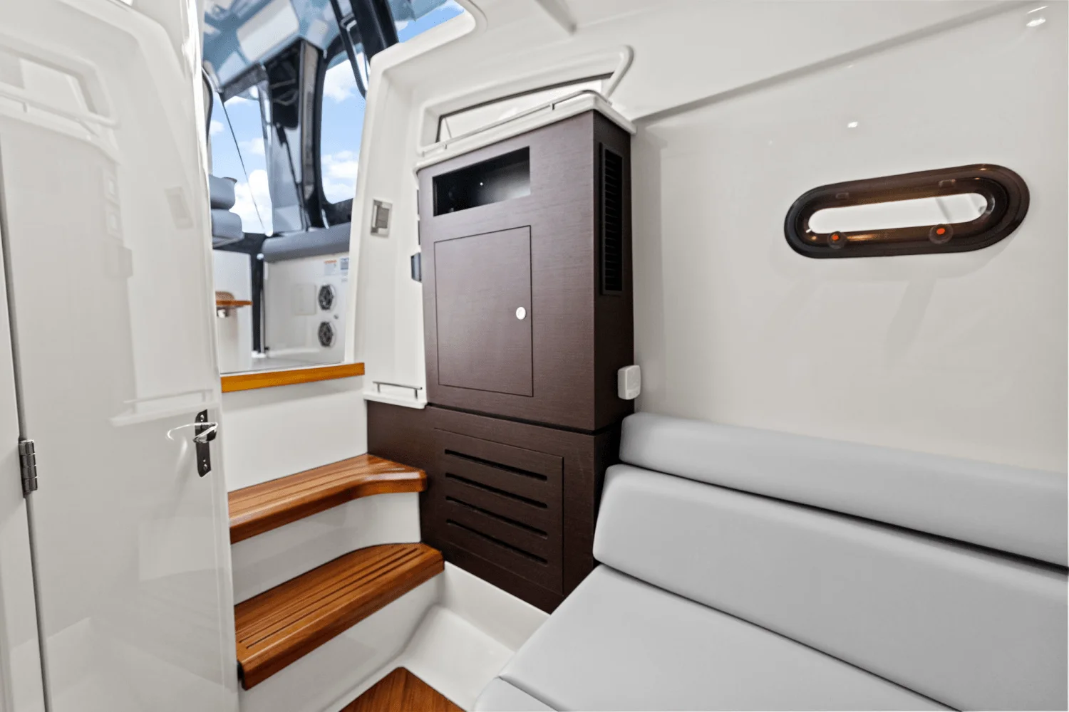 2025 Boston Whaler 350 Realm Image Thumbnail #30