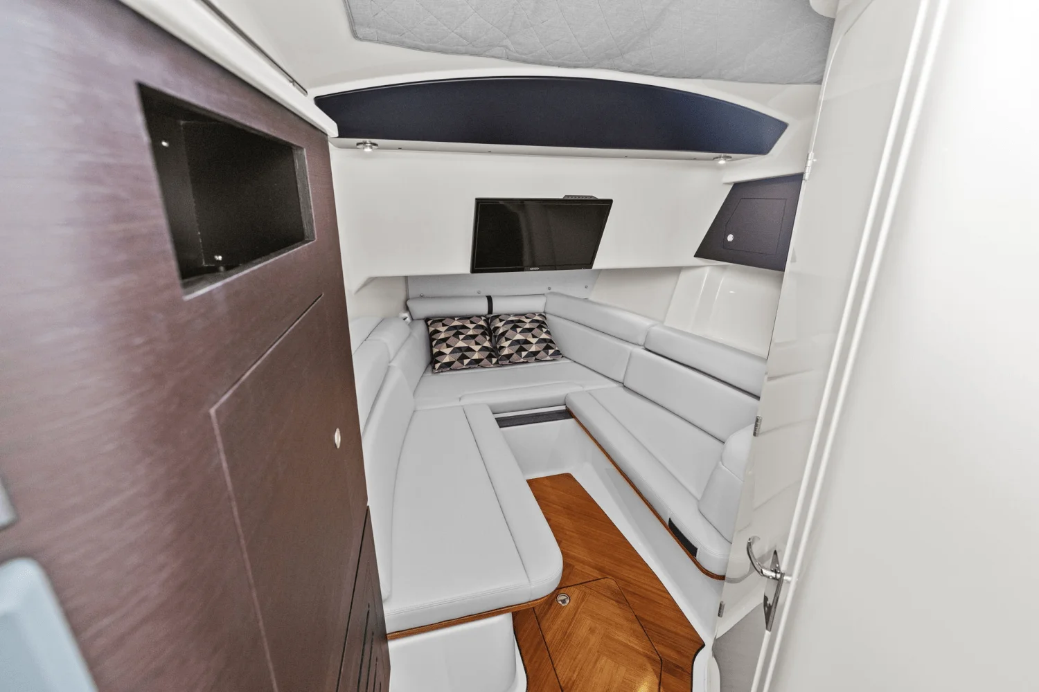 2025 Boston Whaler 350 Realm Image Thumbnail #27