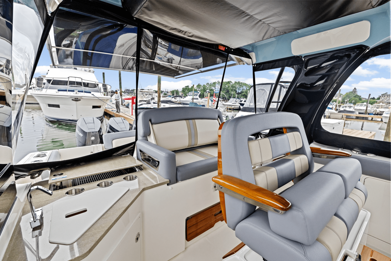 2025 Boston Whaler 350 Realm Image Thumbnail #14