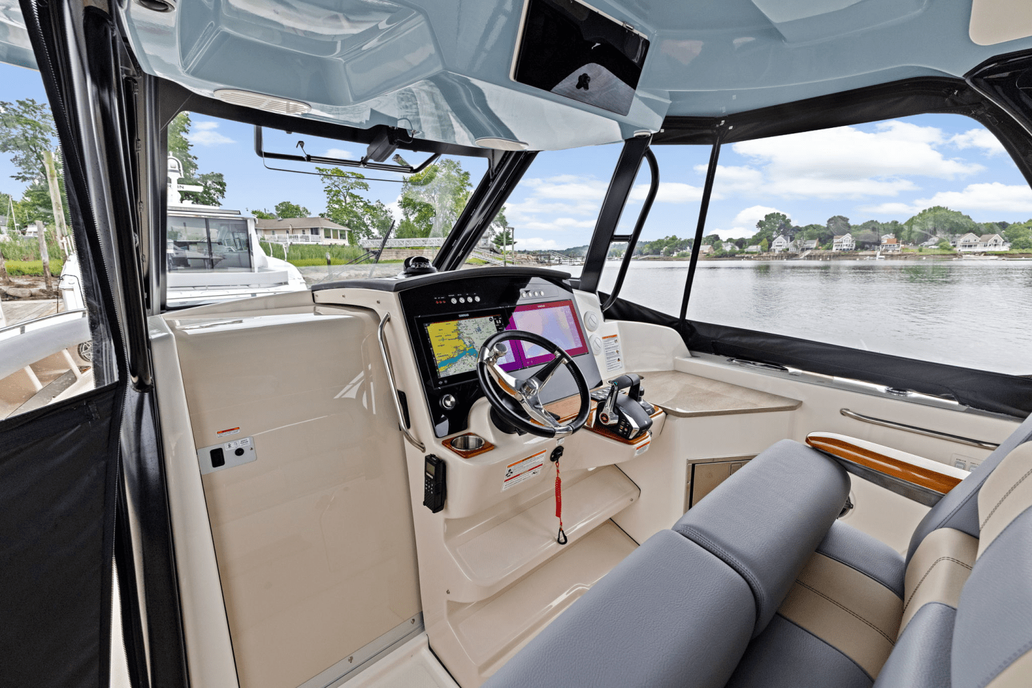 2025 Boston Whaler 350 Realm Image Thumbnail #19