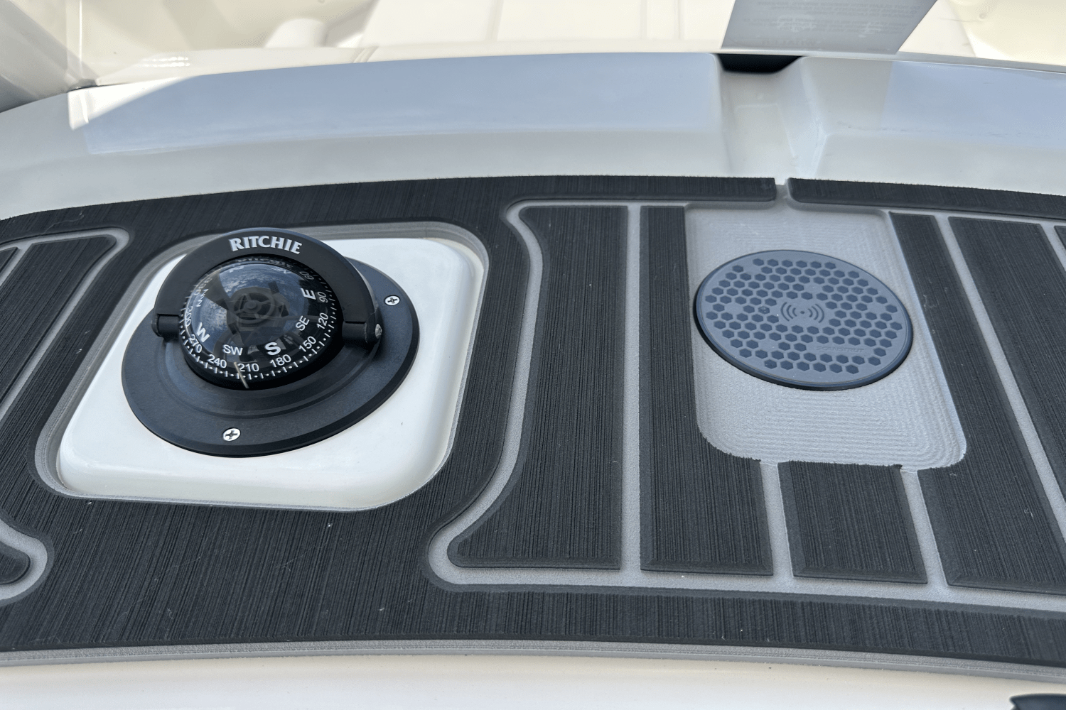 2025 Boston Whaler 250 Dauntless Image Thumbnail #32