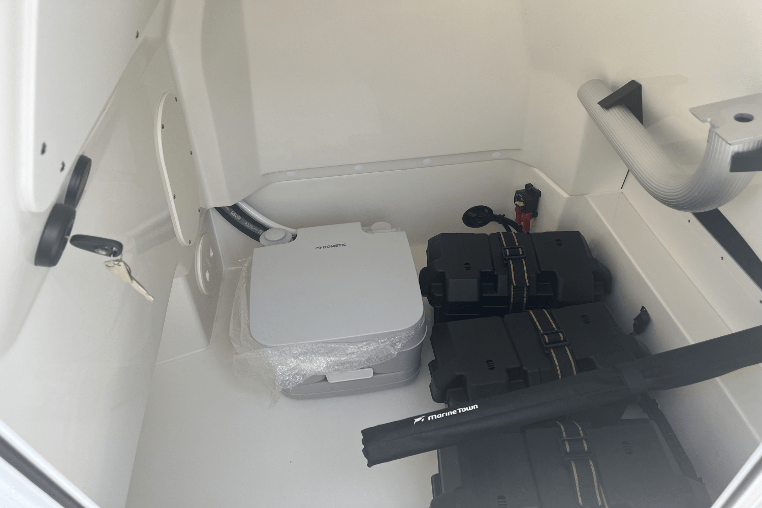 2025 Boston Whaler 250 Dauntless Image Thumbnail #6