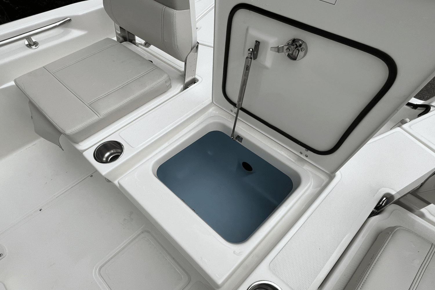 2025 Boston Whaler 250 Dauntless Image Thumbnail #4