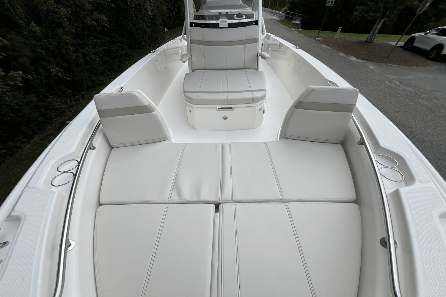2025 Boston Whaler 250 Dauntless Image Thumbnail #12