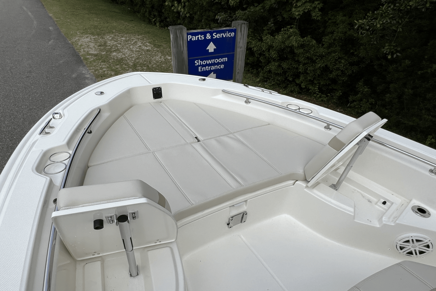 2025 Boston Whaler 250 Dauntless Image Thumbnail #11