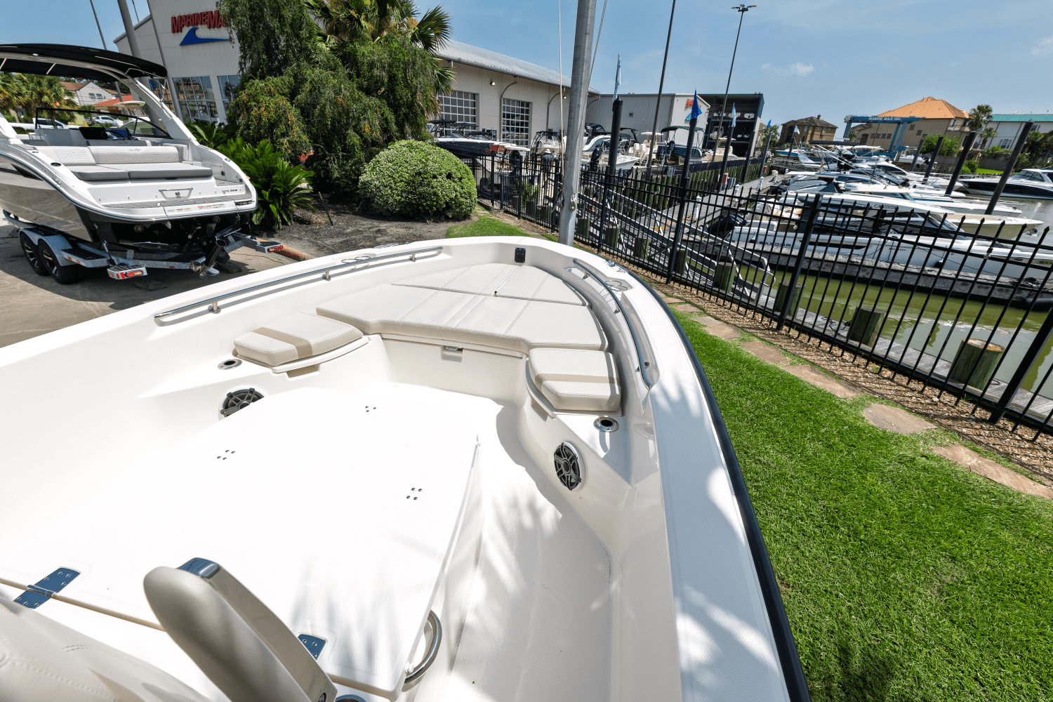 2025 Boston Whaler 250 Dauntless Image Thumbnail #3