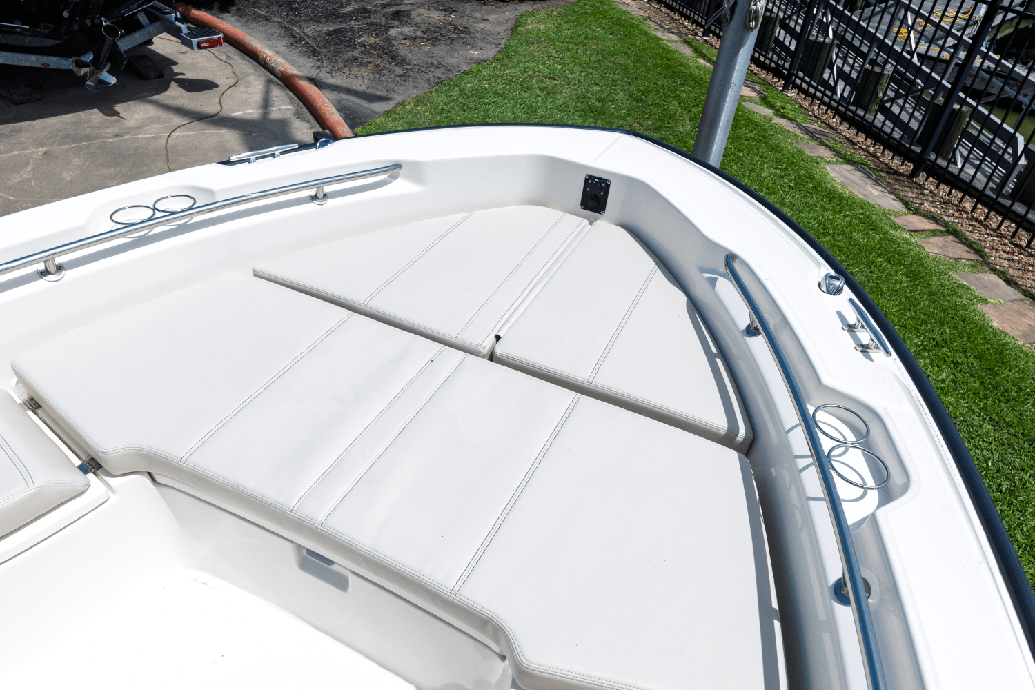 2025 Boston Whaler 250 Dauntless Image Thumbnail #12