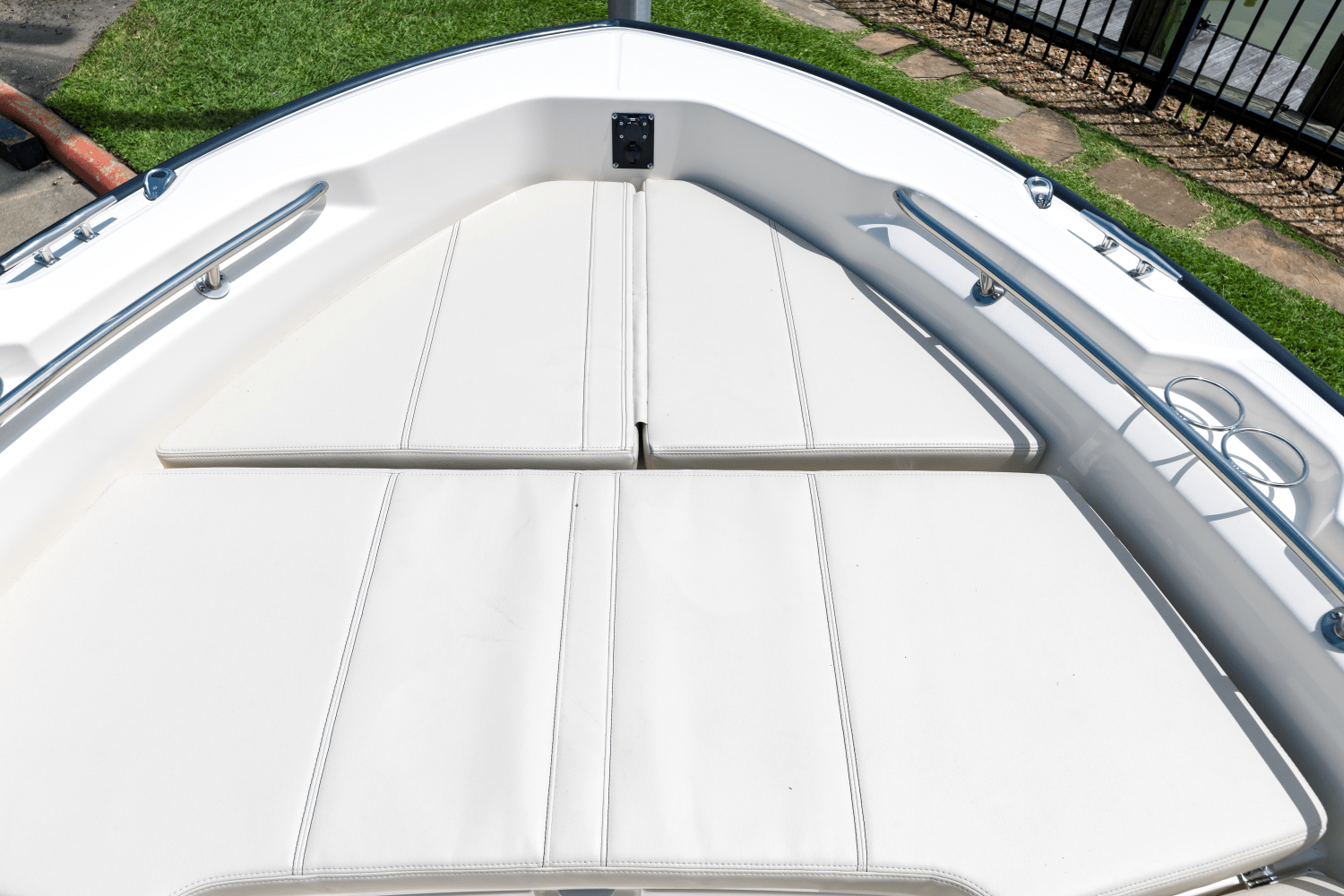 2025 Boston Whaler 250 Dauntless Image Thumbnail #11