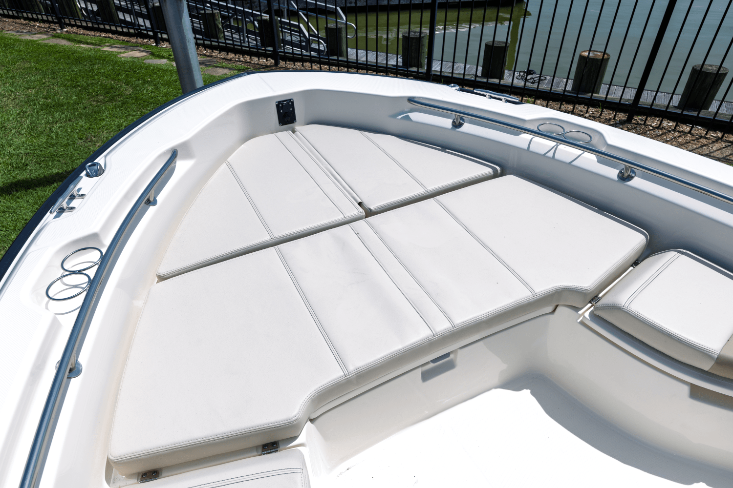 2025 Boston Whaler 250 Dauntless Image Thumbnail #10