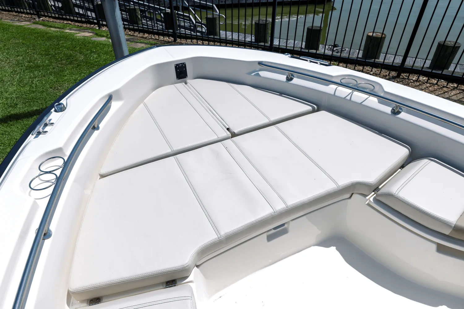 2025 Boston Whaler 250 Dauntless Image Thumbnail #12