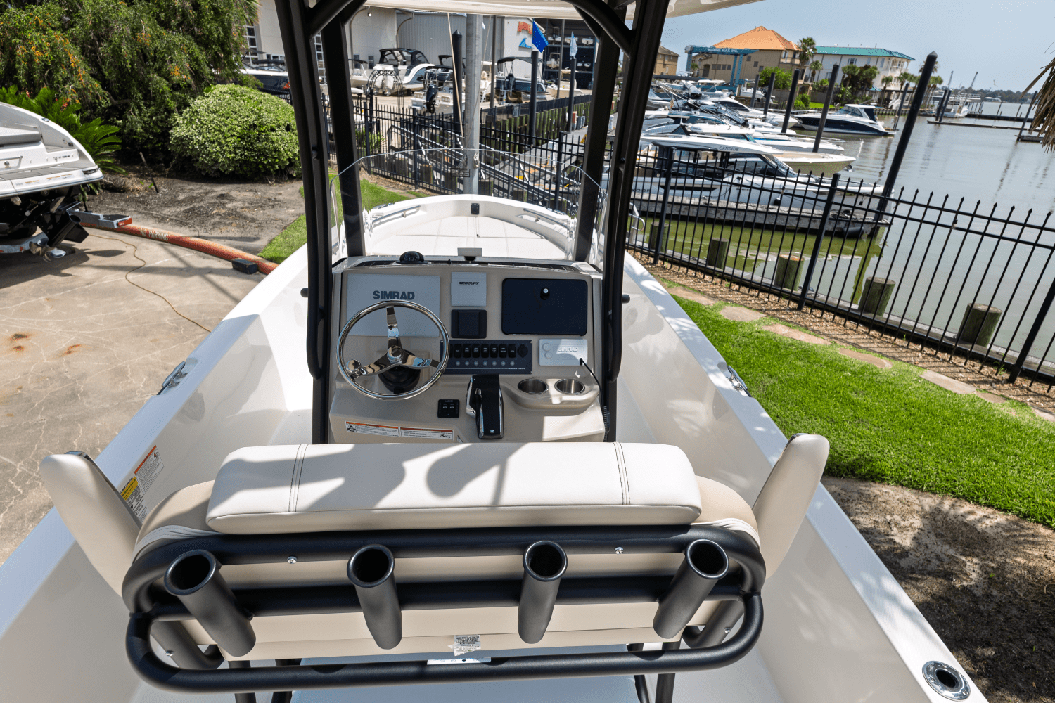 2025 Boston Whaler 250 Dauntless Image Thumbnail #6