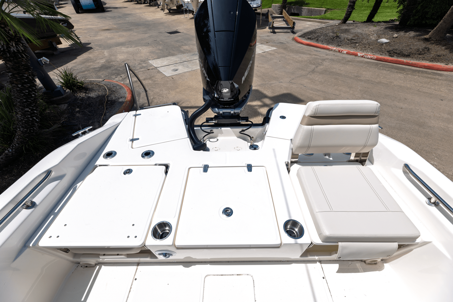 2025 Boston Whaler 250 Dauntless Image Thumbnail #8