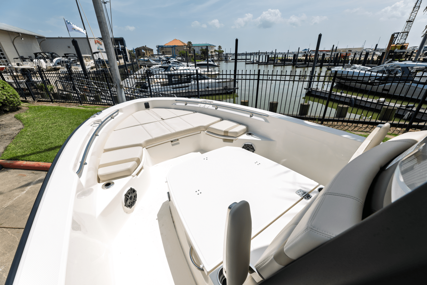 2025 Boston Whaler 250 Dauntless Image Thumbnail #4