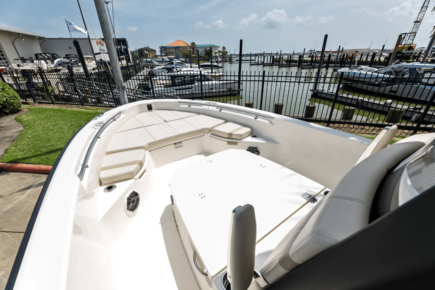 2025 Boston Whaler 250 Dauntless Image Thumbnail #6