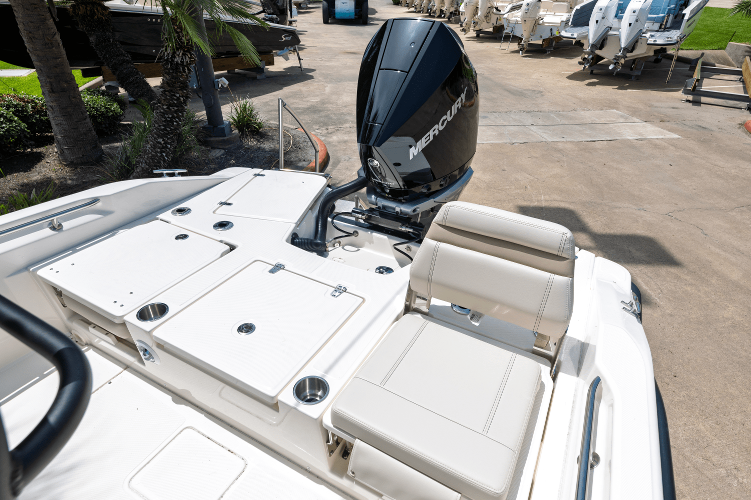 2025 Boston Whaler 250 Dauntless Image Thumbnail #9