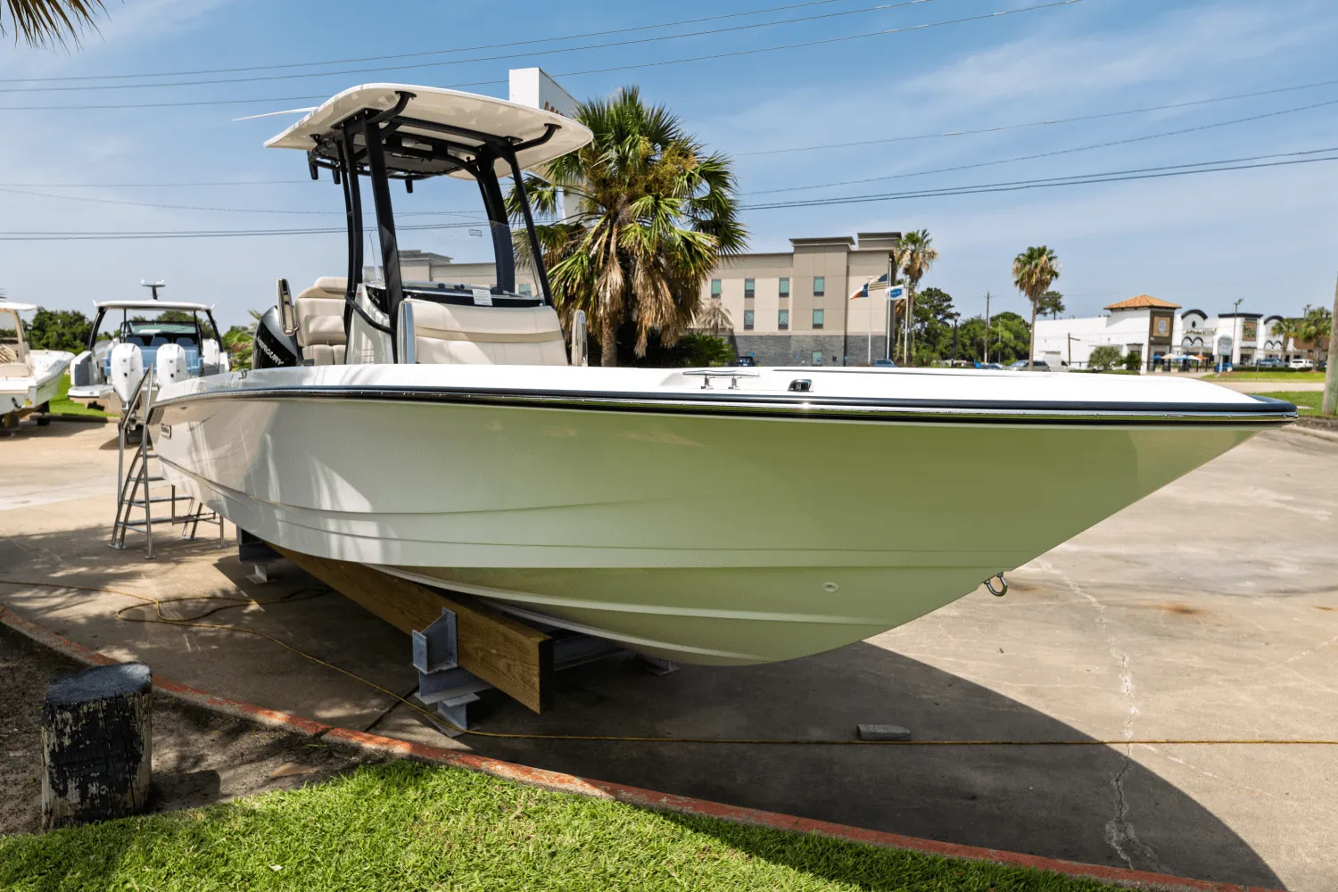 2025 Boston Whaler 250 Dauntless Image Thumbnail #1