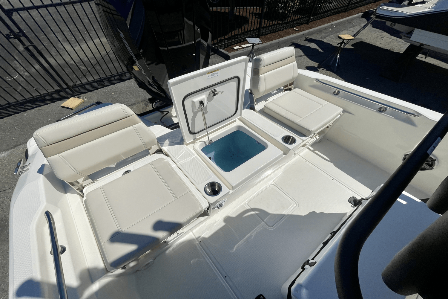 2025 Boston Whaler 250 Dauntless Image Thumbnail #7