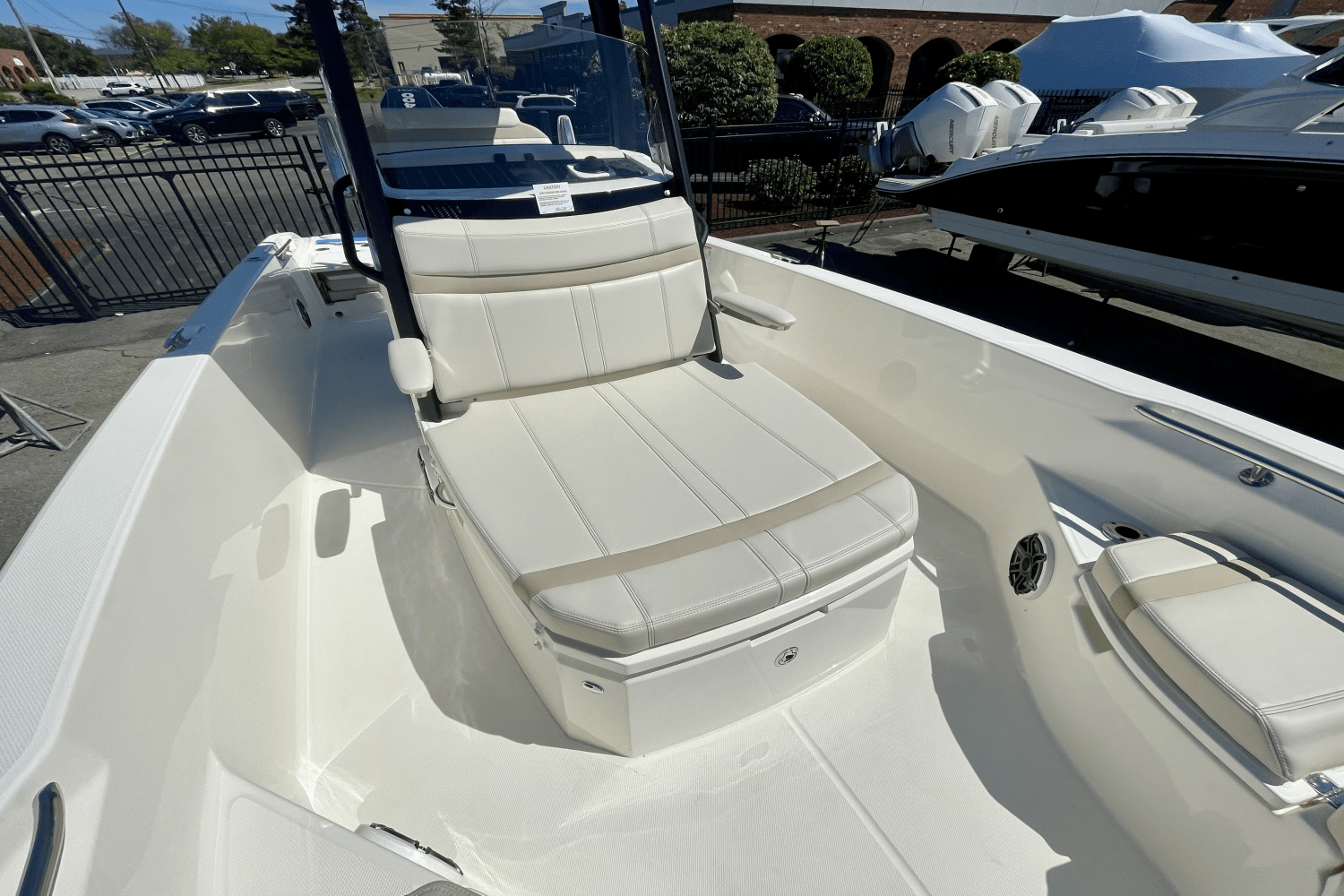 2025 Boston Whaler 250 Dauntless Image Thumbnail #20