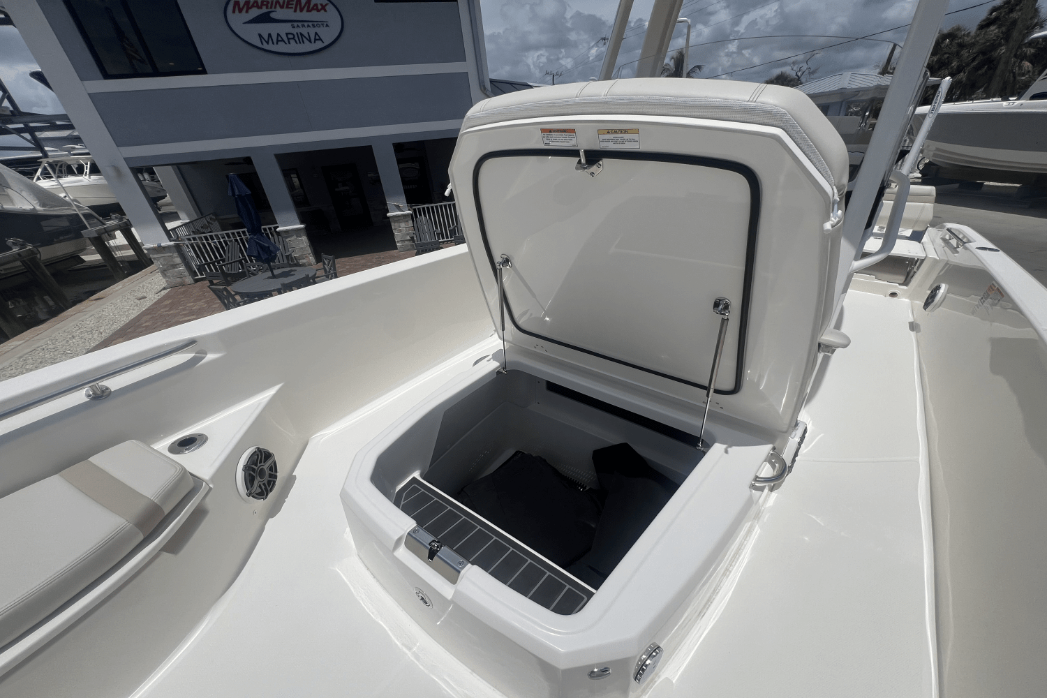 2025 Boston Whaler 250 Dauntless Image Thumbnail #6