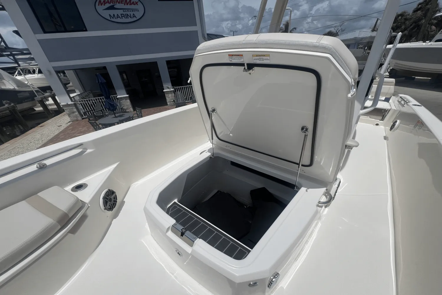 2025 Boston Whaler 250 Dauntless Image Thumbnail #6