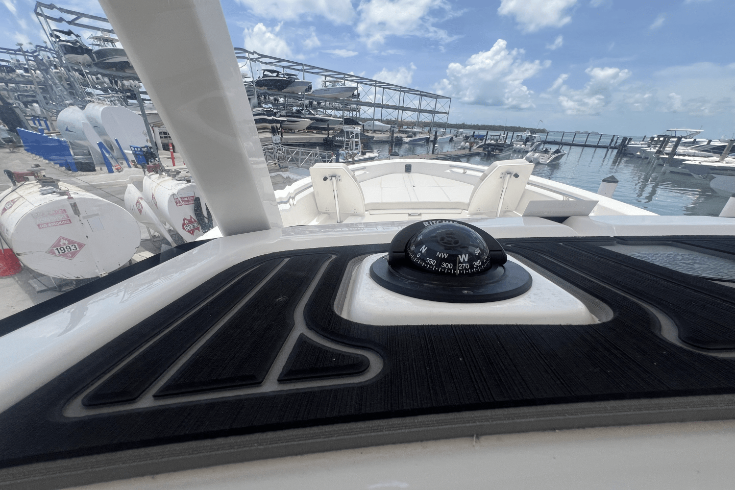 2025 Boston Whaler 250 Dauntless Image Thumbnail #14