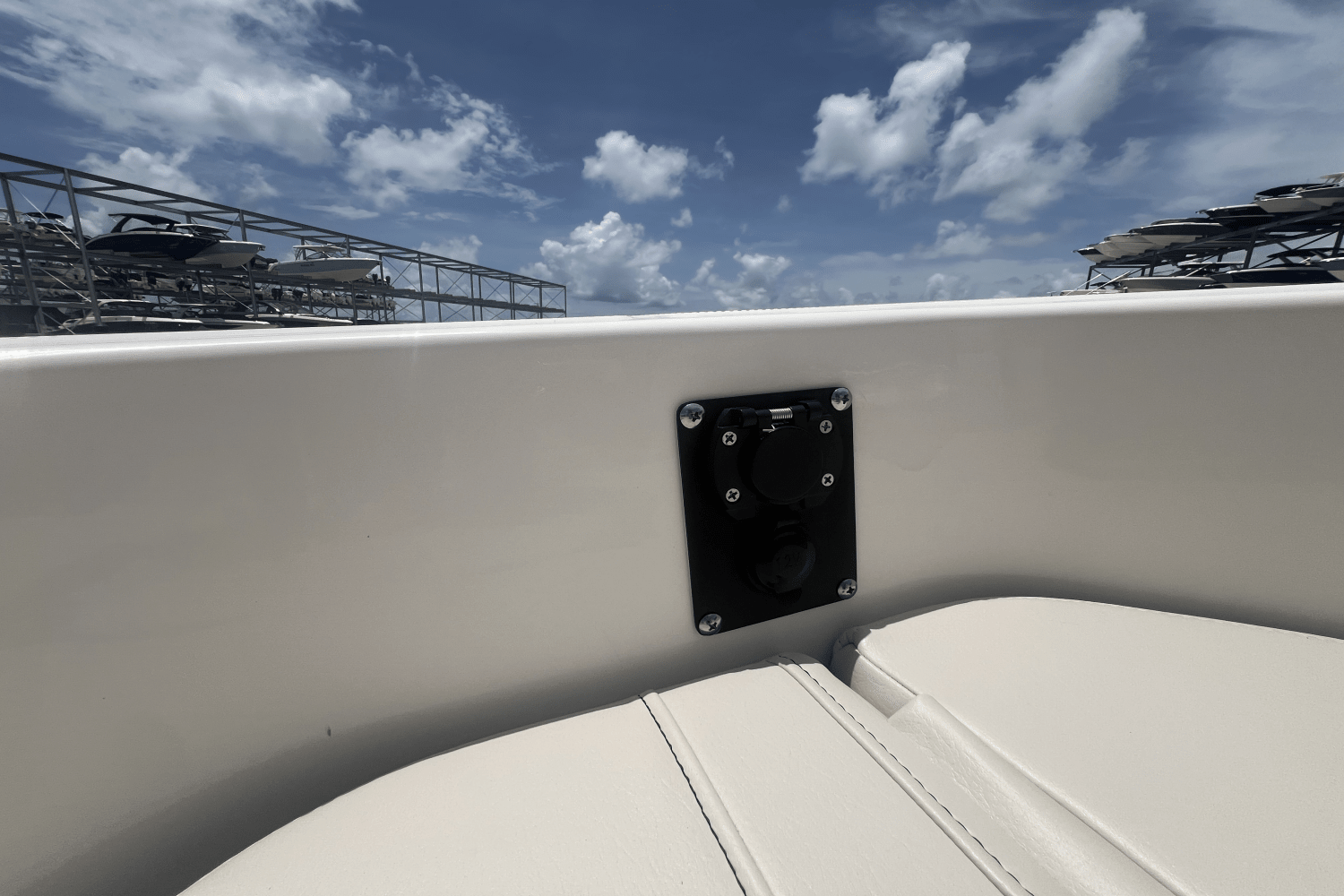 2025 Boston Whaler 250 Dauntless Image Thumbnail #12