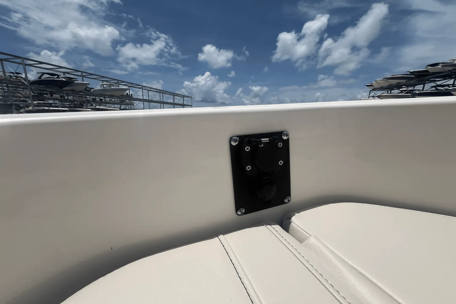 2025 Boston Whaler 250 Dauntless Image Thumbnail #12