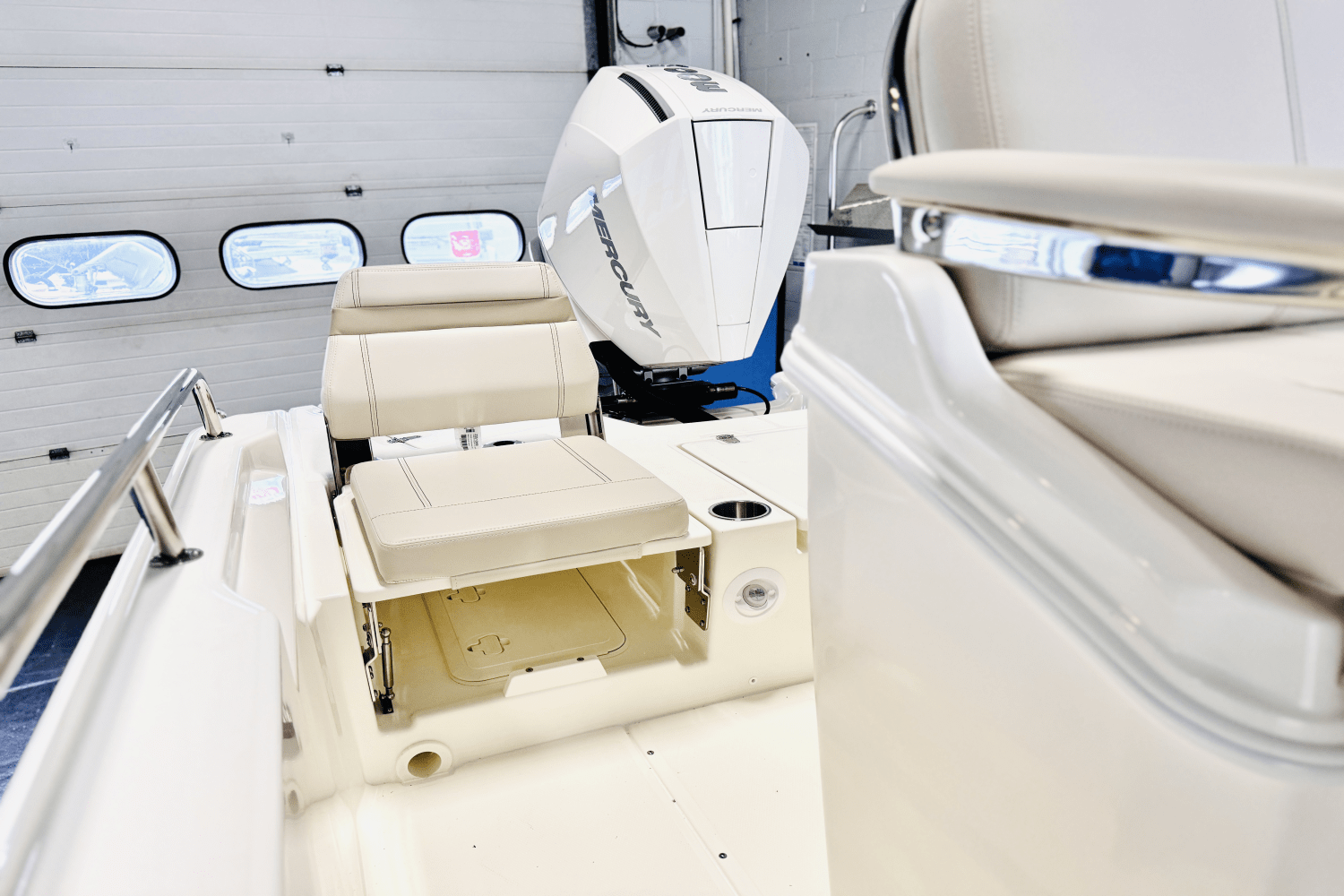 2025 Boston Whaler 250 Dauntless Image Thumbnail #16