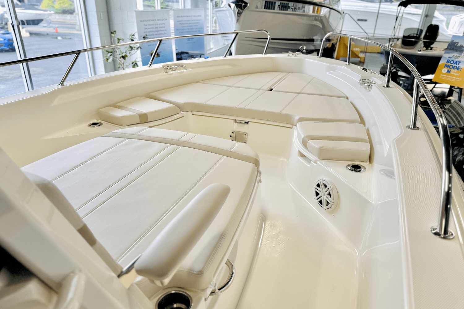 2025 Boston Whaler 250 Dauntless Image Thumbnail #44