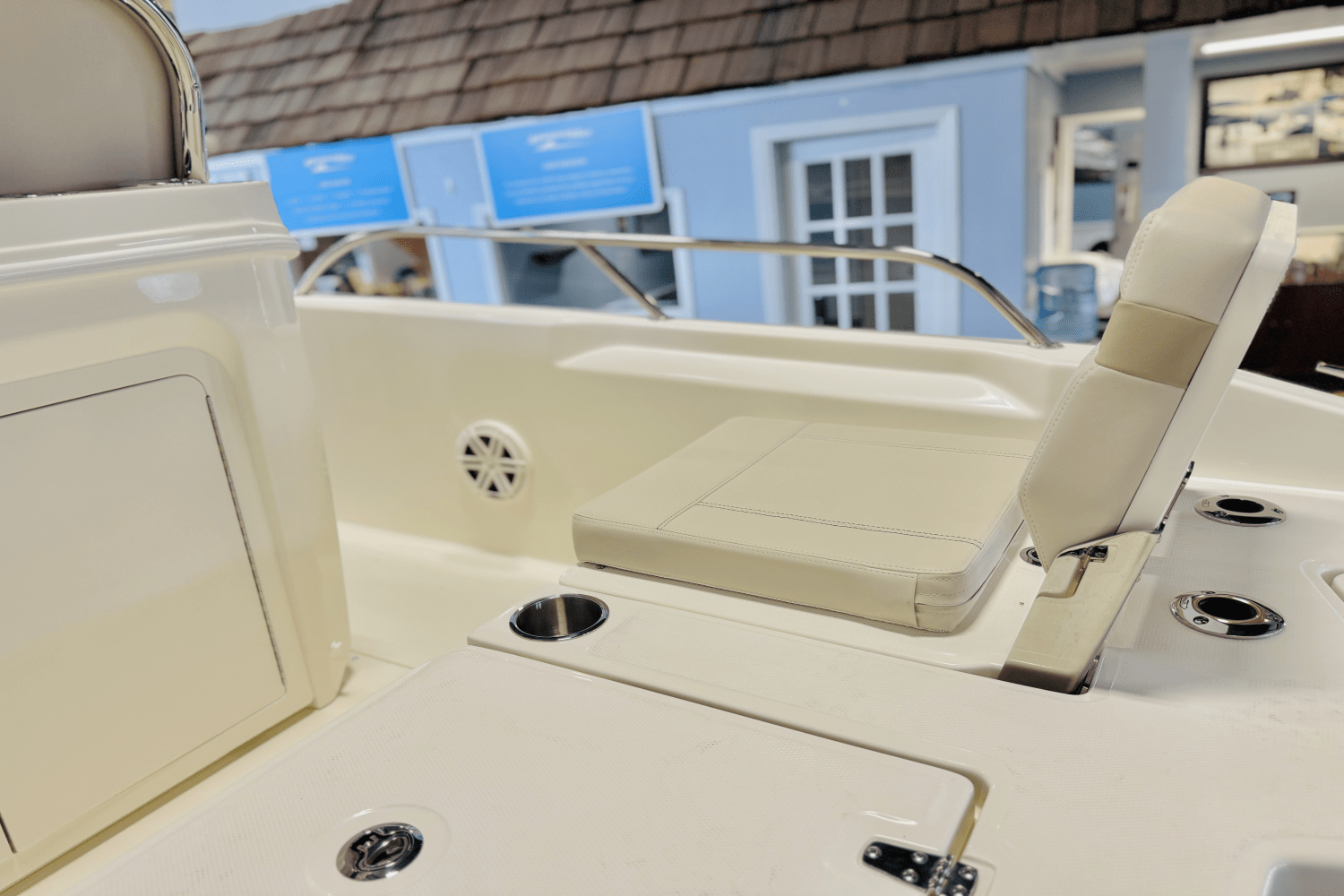 2025 Boston Whaler 250 Dauntless Image Thumbnail #17