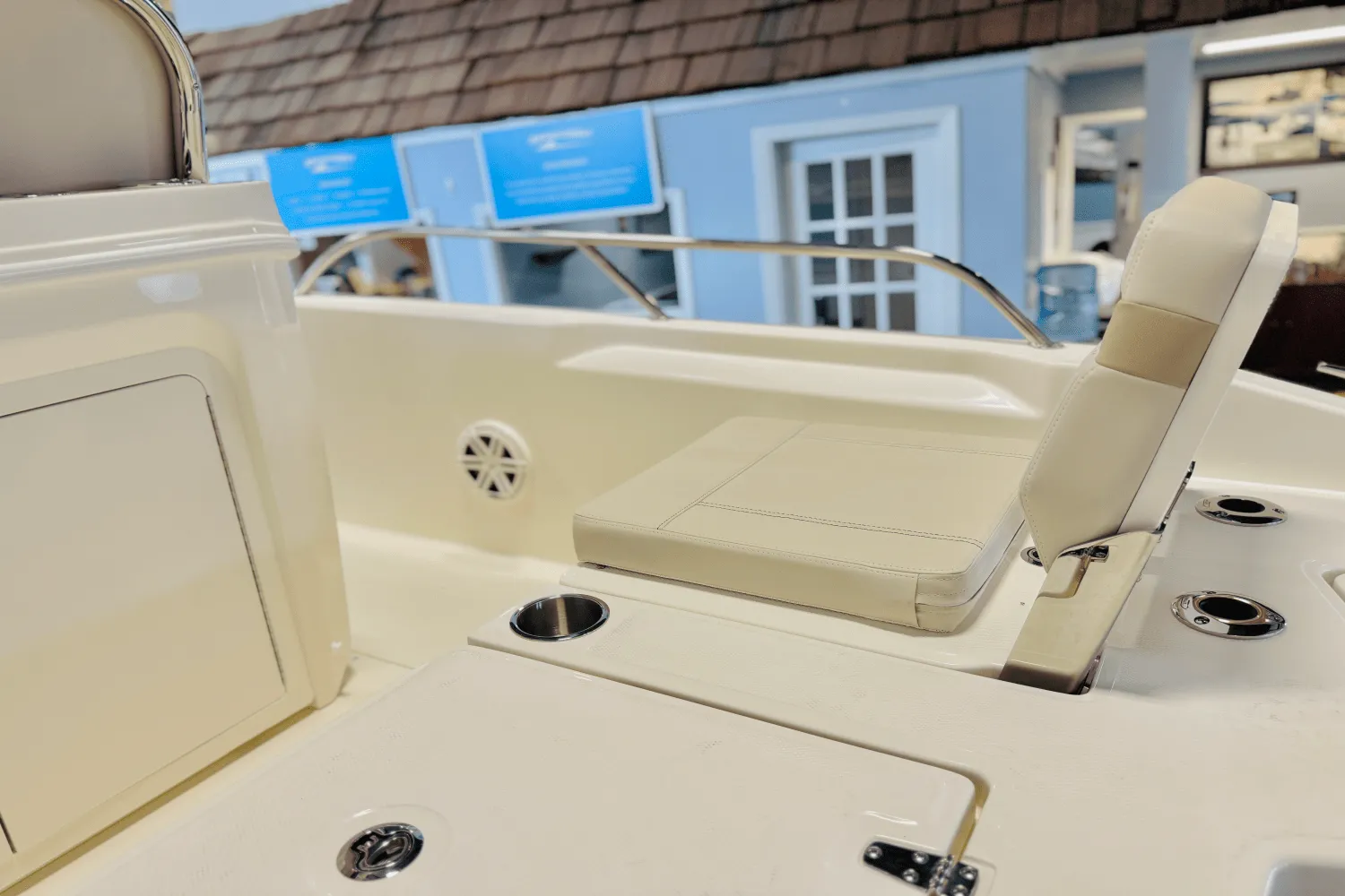 2025 Boston Whaler 250 Dauntless Image Thumbnail #17