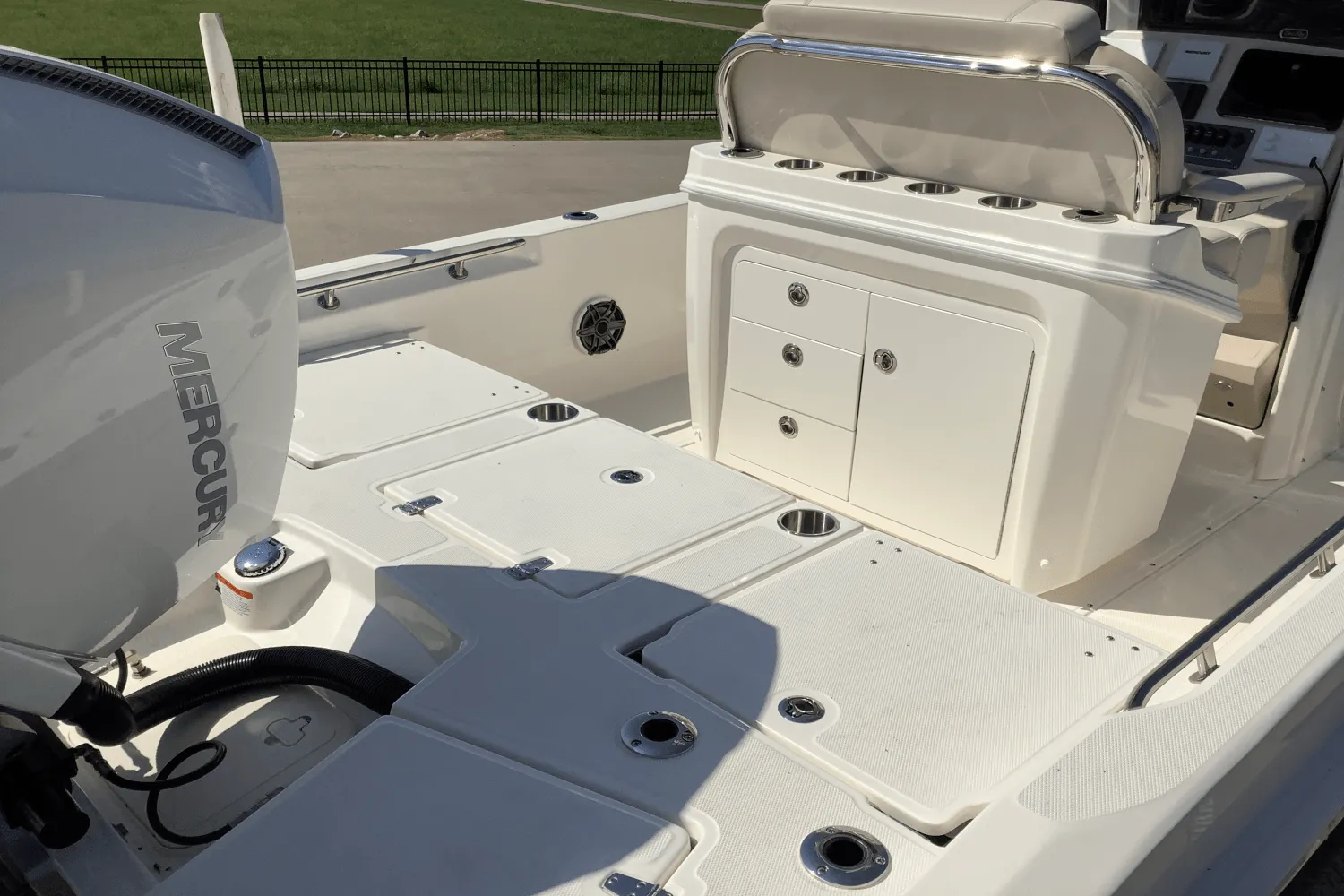 2026 Boston Whaler 250 Dauntless Image Thumbnail #10