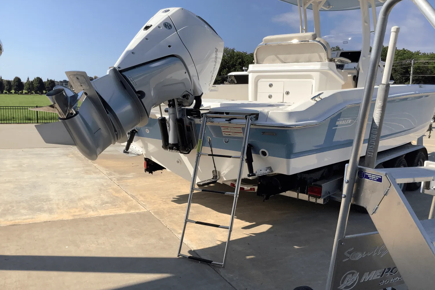 2026 Boston Whaler 250 Dauntless Image Thumbnail #7