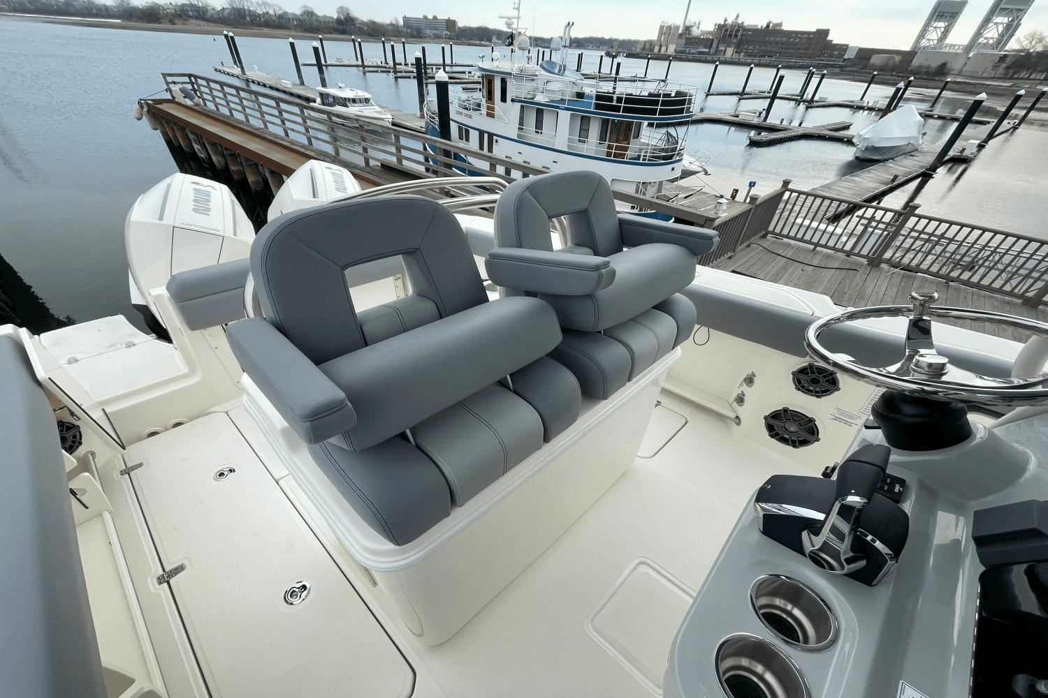 2025 Boston Whaler 250 Outrage Image Thumbnail #12