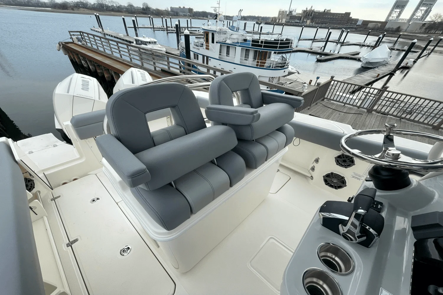 2025 Boston Whaler 250 Outrage Image Thumbnail #12