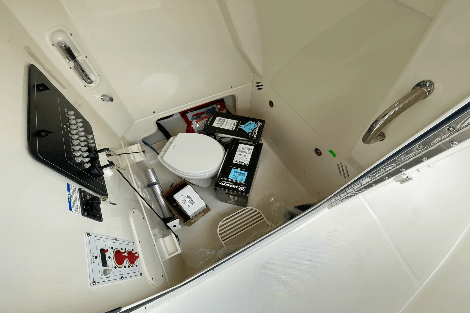 2025 Boston Whaler 250 Outrage Image Thumbnail #18